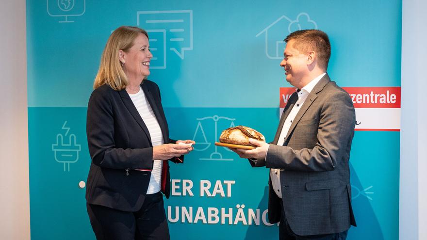 Martin Schaefer übergibt Brot und Salz an Dörte Elß