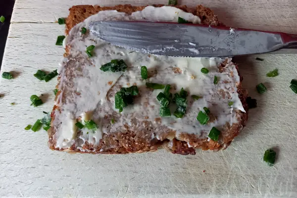 Brot mit Margarine und Schnittlauch