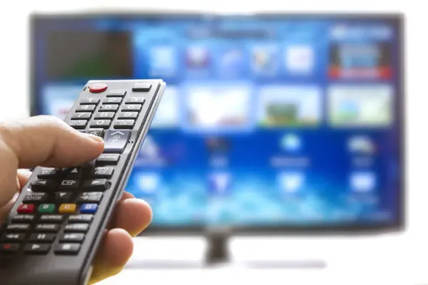Fernbedienung wird auf Fernseher gerichtet