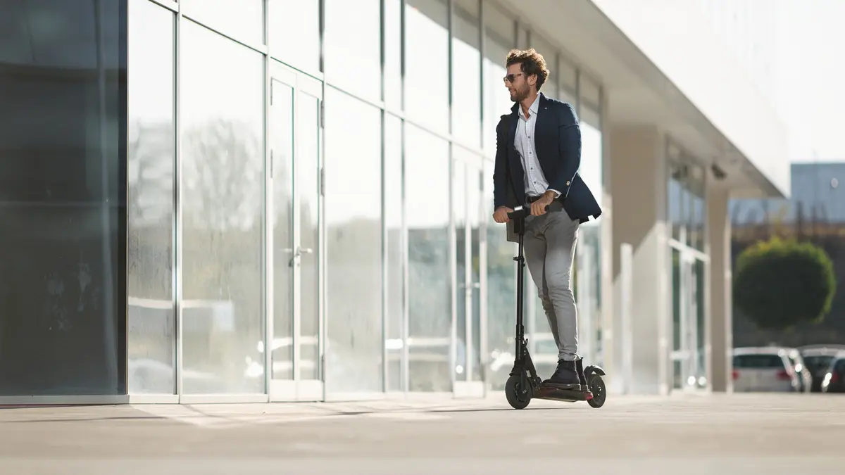 Ein Mann fährt E-Scooter