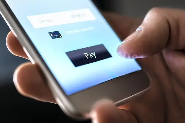 Hand mit Smartphone in der Hand