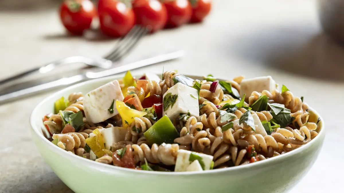 Nudelsalat mit Kräuterdressing