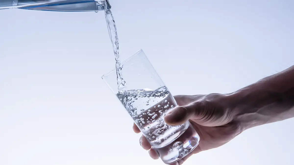 Gals Wasser wird aus Filter gefüllt