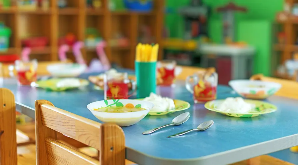 Ein gedeckter Tisch in einer Kindertagesstätte