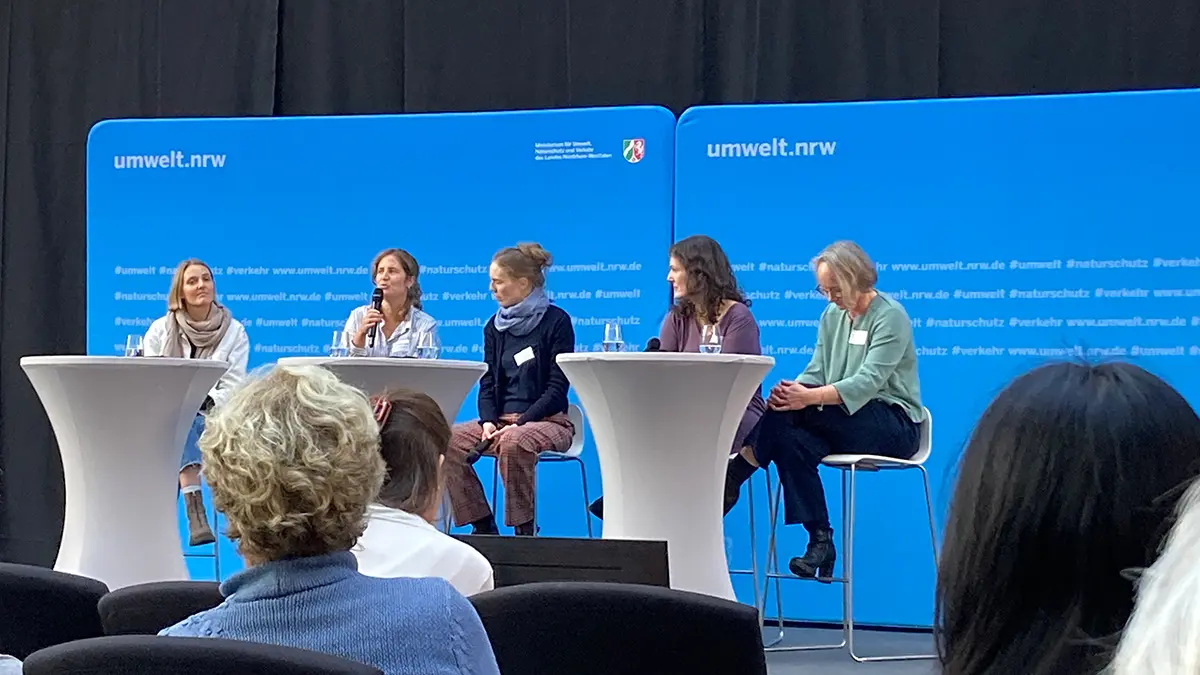 Die Teilnehmerinnen einer Podiumsdiskussion