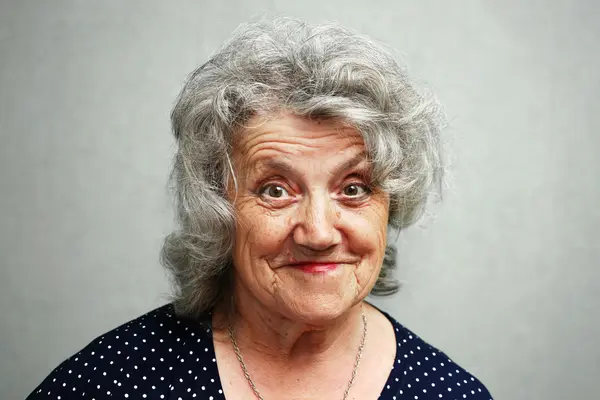 Eine Frau schaut lustig