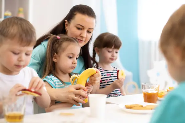 Kinder sitzen am Tisch und essen