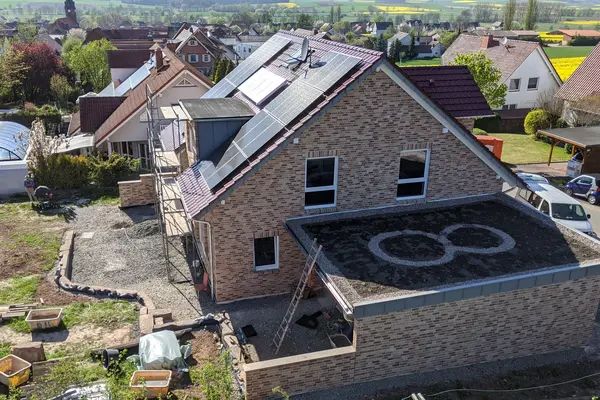 Neubau mit Gründach aus der Vogelperspektive