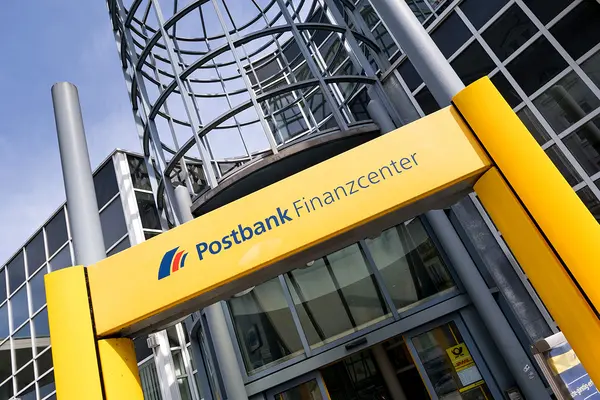 Eingang einer Postbank-Filiale
