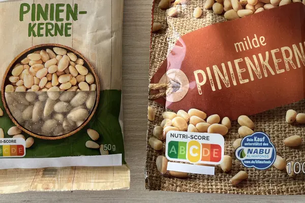 zwei pinienverpackungen