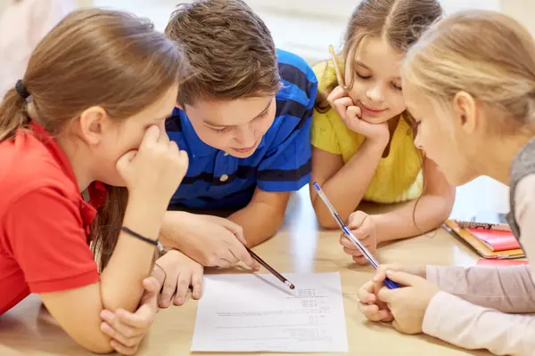 Schulkinder bei der Gruppenarbeit