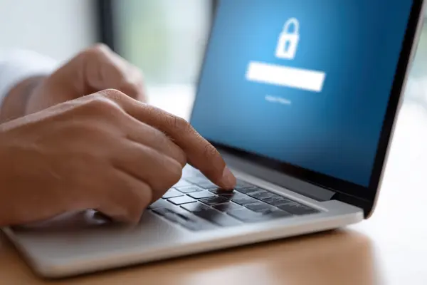 Hände auf Laptoptastatur