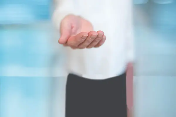 Mann hält die Hand auf
