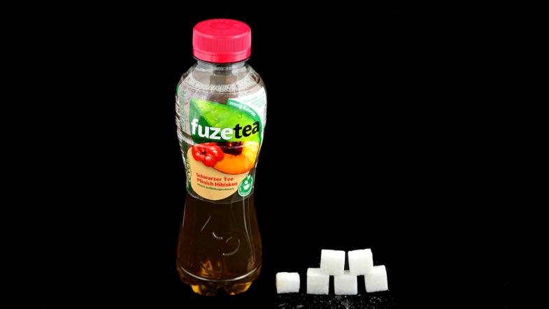 Plastikflasche Fuzetea und Zuckerwürfel-Pyramide