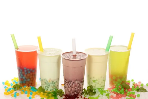 Fünf verschiedene Bubble Teas in verschiedenen Farben nebeneinander