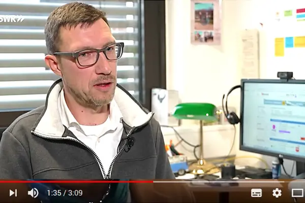 Energierechtsexperte in seinem Büro