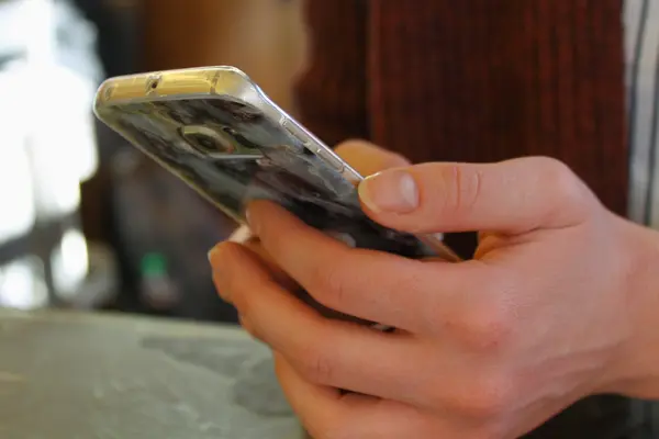Frauenhand mit Smartphone