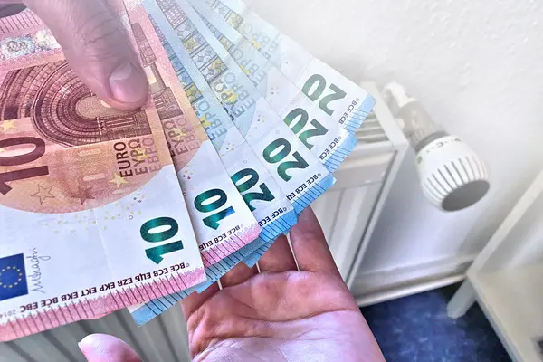 Geld vor Heizung