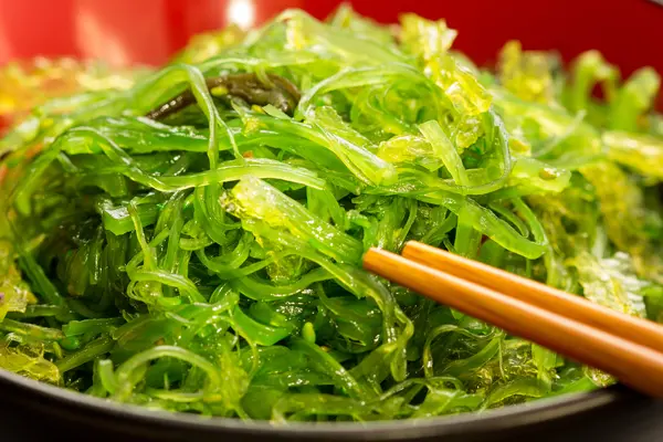 Algensalat auf einem Teller
