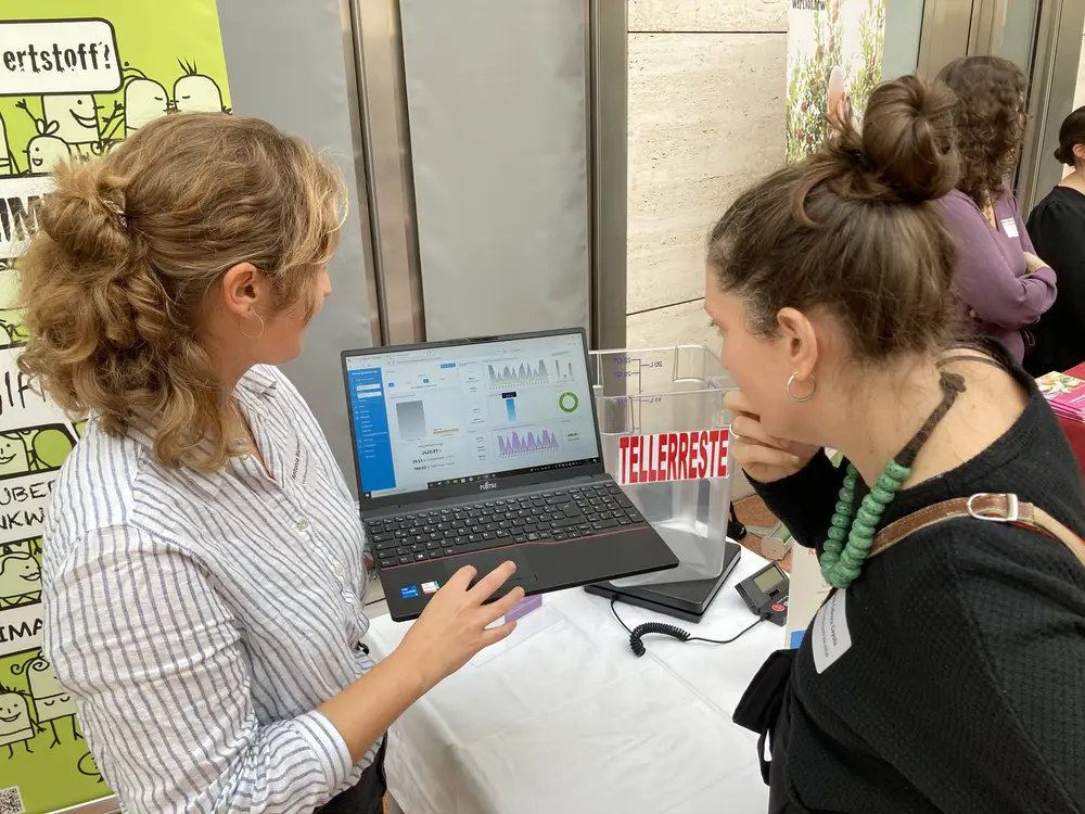 Auswertung mit dem Küchenmonitor am Infostand der Abfalltagung