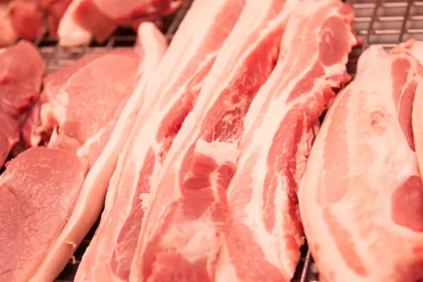 Schweinefleisch in der Auslage einer Fleischreitheke