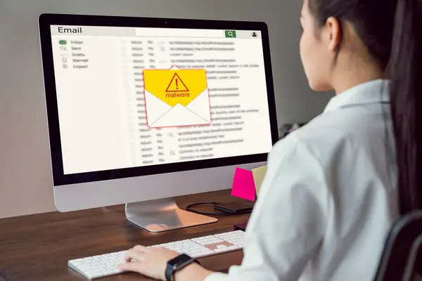 Auf einem Computer wird angezeigt, dass ein Virus gefunden wurde