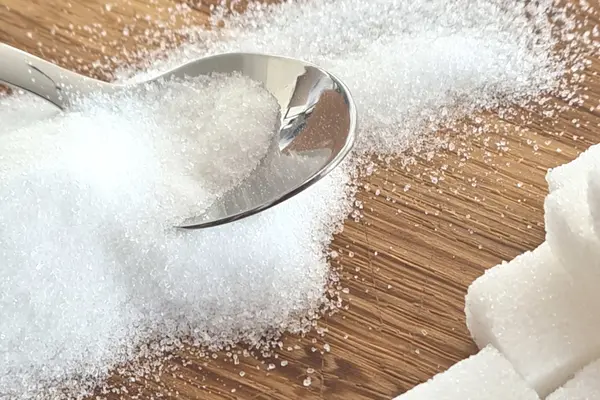 Zucker auf Holzunterlage