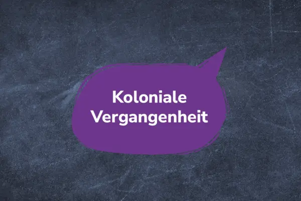 Sprechblase "Koloniale Vergangenheit" auf Tafel