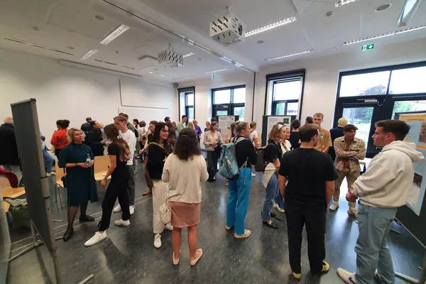 Foto: Gruppe von Menschen in einem Seminarraum