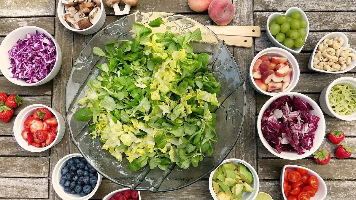 Eine Salatschüssel mit Obst und Gemüse