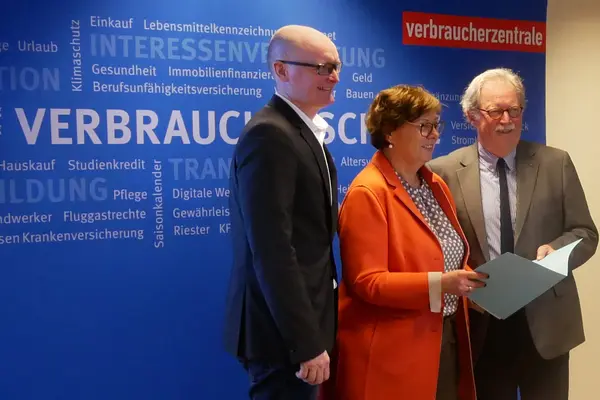Die schleswig-holsteinische Verbraucherschutzministerin Dr. Sabine Sütterlin-Waack (Mitte) überreicht einen Zuwendungsbescheid an den VZSH-Verwaltungsratsvorsitzenden Jochem Schlotmann (rechts) und VZSH-Vorstand Stefan Bock (links).