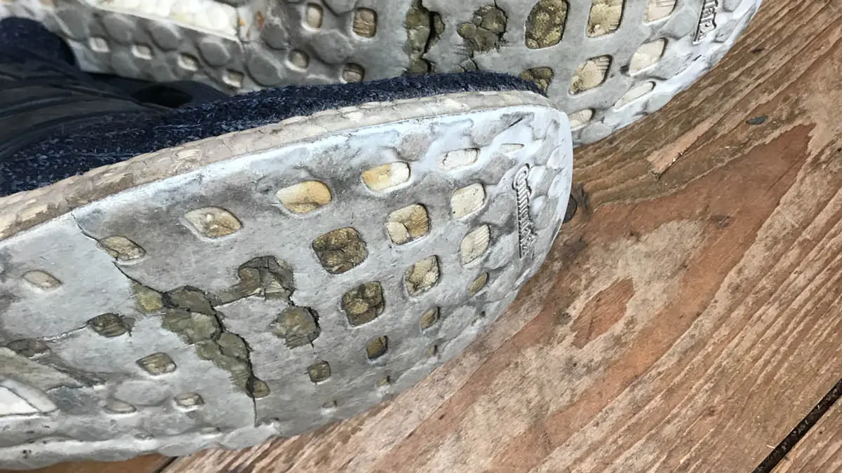 Paar Schuhe mit gebrochenen Sohlen