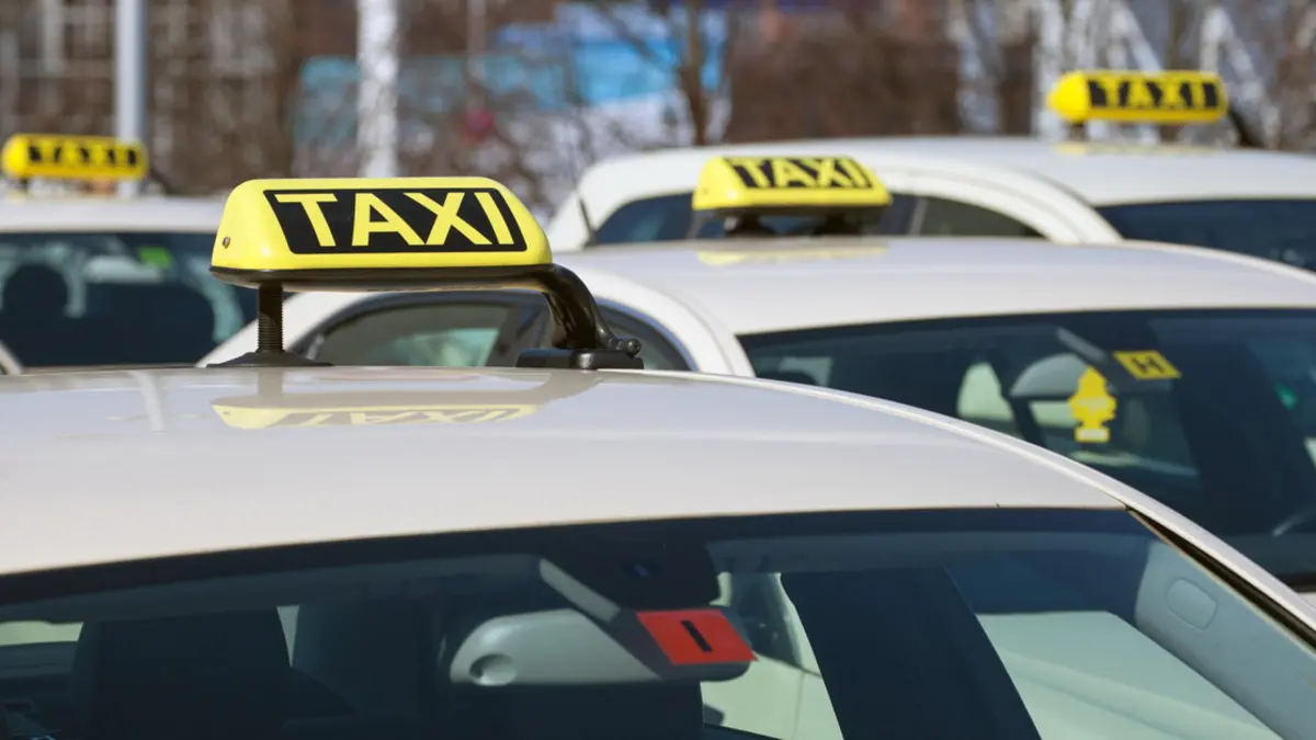 Mehrere Taxis neben- und hintereinander