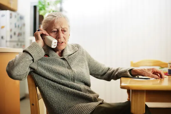 Ältere Dame am Telefon