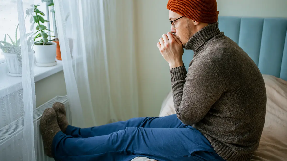 Mann versucht Heizkosten zu sparen und zieht sich in der Wohnung warm an