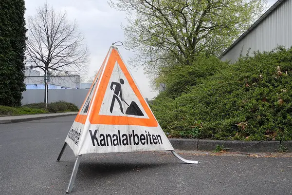 Hinweisschild für Kanalarbeiten