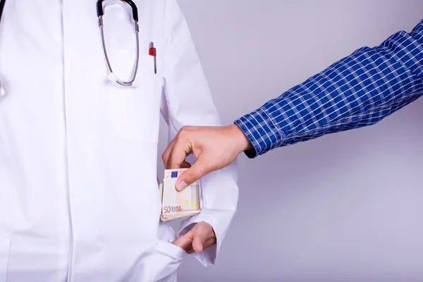 Patient steckt Arzt Geld in die Tasche