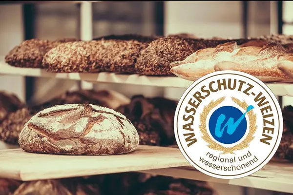 In einem Regal liegen Brotlaibe; auf dem Foto befindet sich das Siegel für "Wasserschutzbrot".