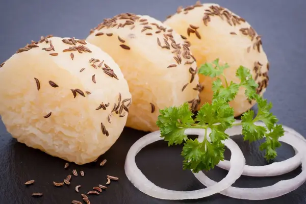 Harzer Käse mit Kümmel, Zwiebelringen und Petersilie