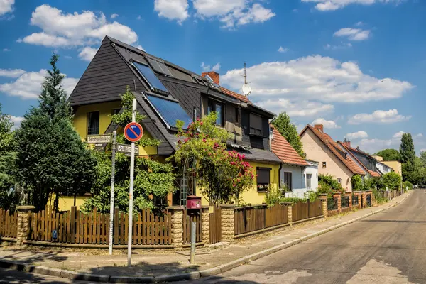 Zweifamilienhaus mit Photovoltaik auf einer Haushälfte