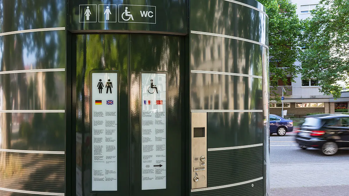 Tür einer öffneltichen Toilette
