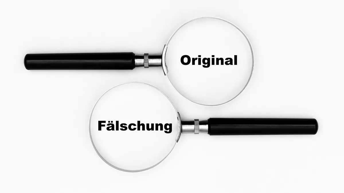 "Original" und "Fälschung", jeweils unter einer Lupe zu sehen