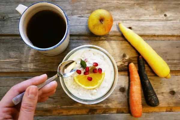 gesundes Frühstück mit Bircher Müsli und Gemüse