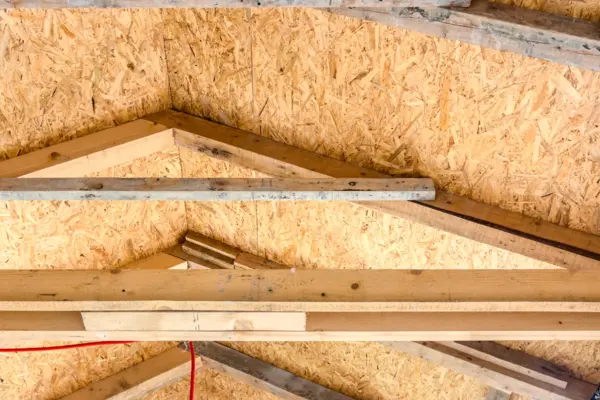 Ein Dachstuhl in Sanierungsarbeiten 