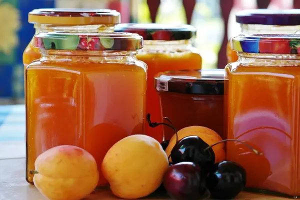 Marmelade in den Gläsern