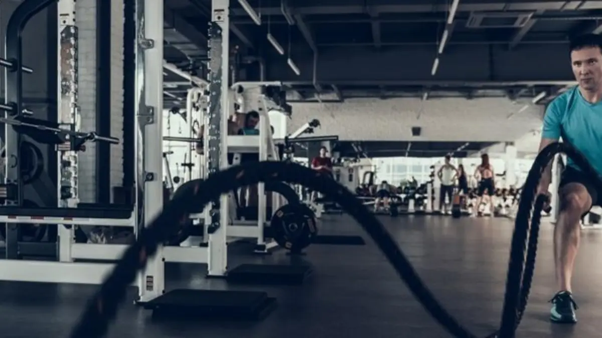 Mann trainiert im Fitnessstudio