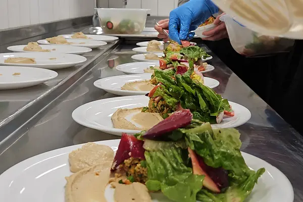 Ein Salat wird auf mehreren Tellern angerichtet
