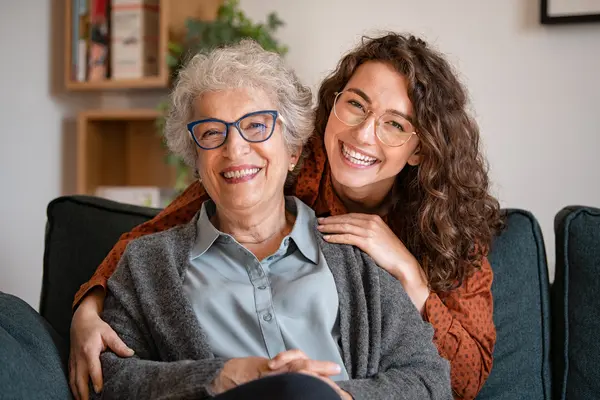 Seniorin und junge Frau lachen
