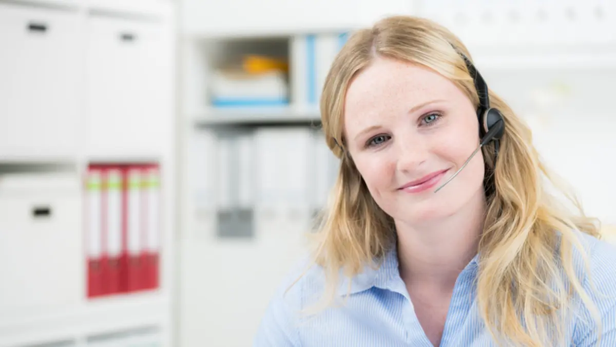 Telefonistin mit Headset berät Patienten