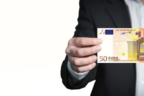 50-Euro-Schein zwischen zwei Händen